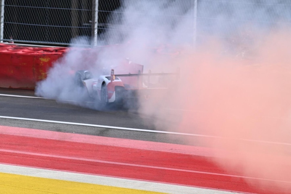 Brendon Hartley verliert in einem bizarren Unfall die Kontrolle über seinen Toyota GR010 Hybrid auf der Outlap auf kalten Reifen im Bereich Raidillon