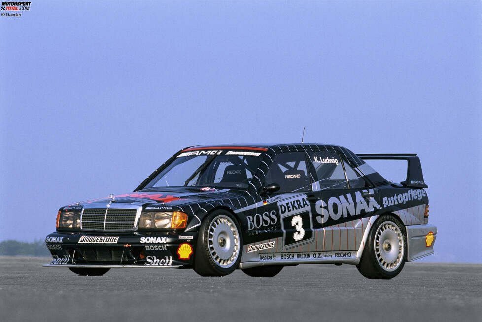 Legendäres Vorbild: Mit dem Mercedes-Benz 190 E 2.5-16 Evolution II im Nadelstreif-Design holte Legende Klaus Ludwig 1992 den ersten DTM-Titel für die Marke mit dem Stern. Die Optik diente als Vorbild ...