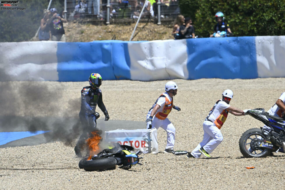 Zu allem Überfluss fängt auch noch Bezzecchis Ducati Feuer. Das führt schließlich zu einer roten Flagge. Das Rennen wird unterbrochen, bis die Unfallstelle geräumt ist.