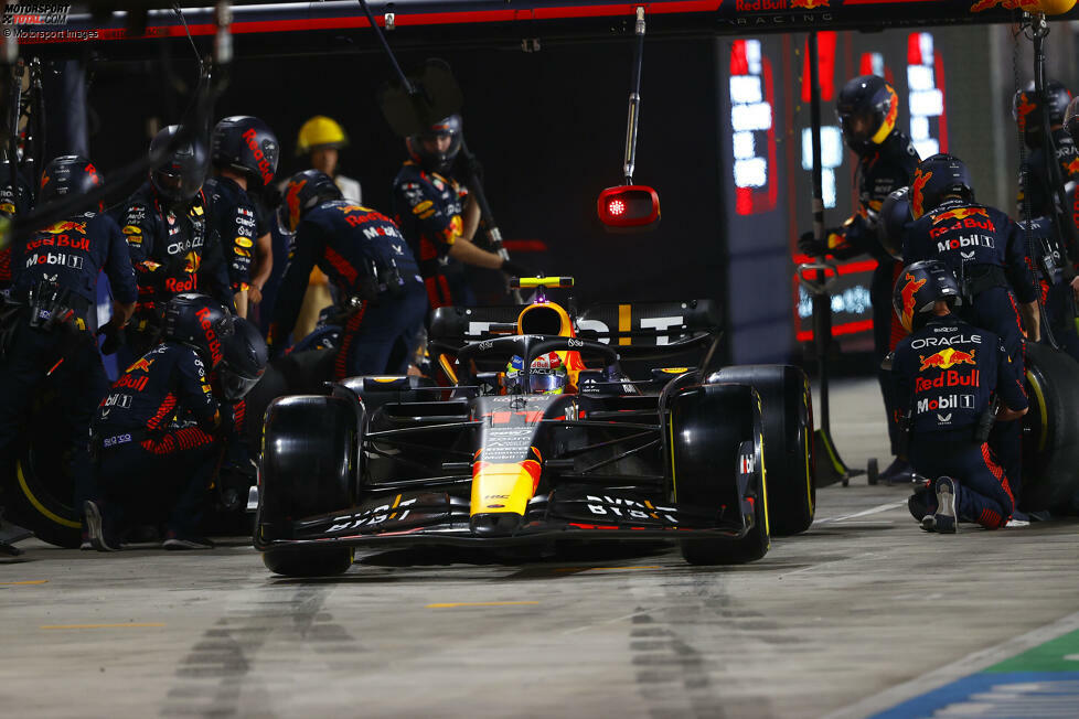 Sergio Perez (5): Sammelte in den vergangenen drei Rennen mehr Strafen als WM-Punkte. Für den Crash im Sprint konnte er nichts, doch selbst wenn man davon und von seinen sechs(!) Verstößen gegen die Tracklimits im Rennen absieht, war er auch im Vergleich zu Verstappen viel zu langsam. Ein Redakteur hätte da sogar die 6 gegeben ...