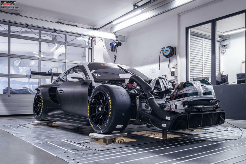 Der früher im Besitz des BAR-Formel-1-Teams stehende Sieben-Stempel-Fahrdynamik-Simulator steht nun in Fichtenberg bei der Fahrwerksfirma KW Automotive. Wie andere DTM-Teams nutzt auch Toksport WRT die Hightech-Anlage, um den neuen Porsche 911 GT3  R besser zu verstehen.