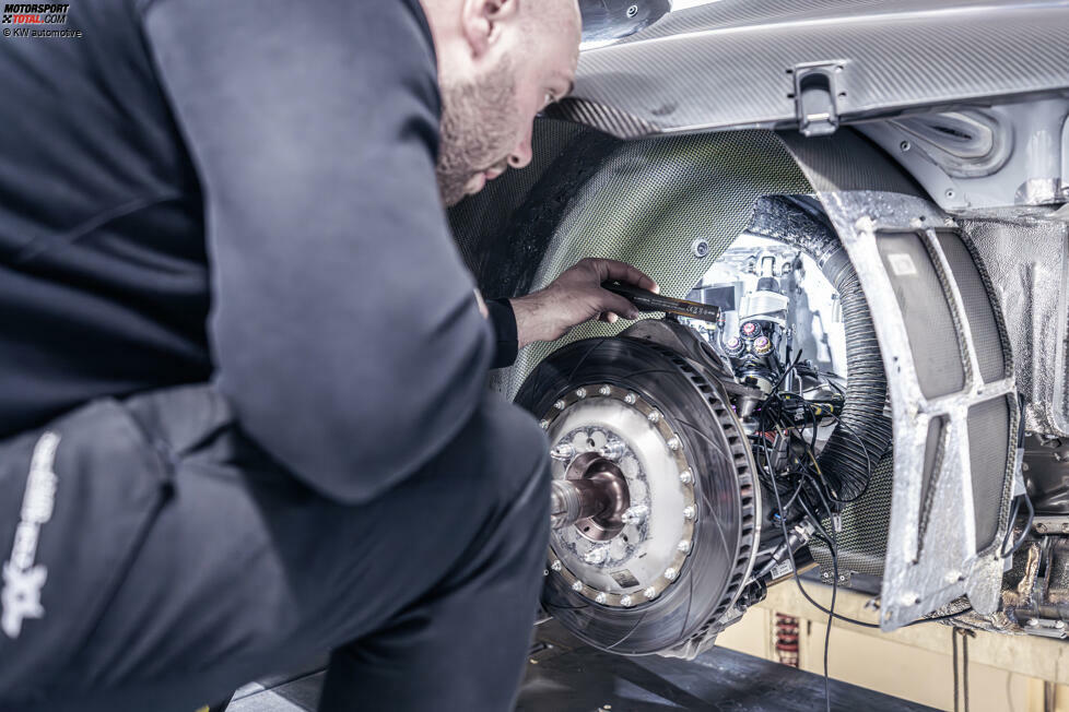 Der Toksport-WRT-Ingenieur nimmt Einstellungen an den Dämpfern vor, damit die nächste Simulation losgehen kann.