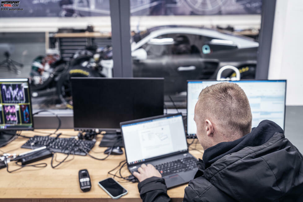 Toksport-WRT-Pilot Tim Heinemann, der bei KW Automotive im Motorsport-Vertrieb arbeitet, lässt es sich bei seinem Fahrzeug nicht entgehen, die Simulation selbst am Laptop zu dokumentieren.