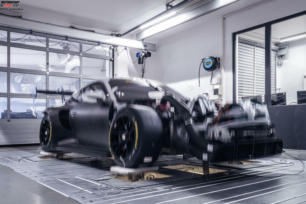 Durch die Stempel, auf denen der Porsche steht, wird jede Bodenwelle auf dem Red-Bull-Ring simuliert. Das Fahrzeug wird dabei ordentlich durchgeschüttelt.