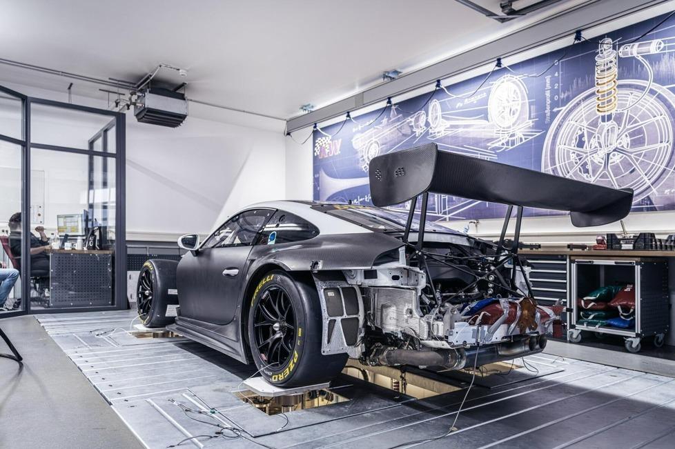 Mit dem Fahrdynamik-Prüfstand von KW Automotive können Rennkurse auch aerodynamisch simuliert werden: So arbeitet Toksport WRT am Set-up des Porsche