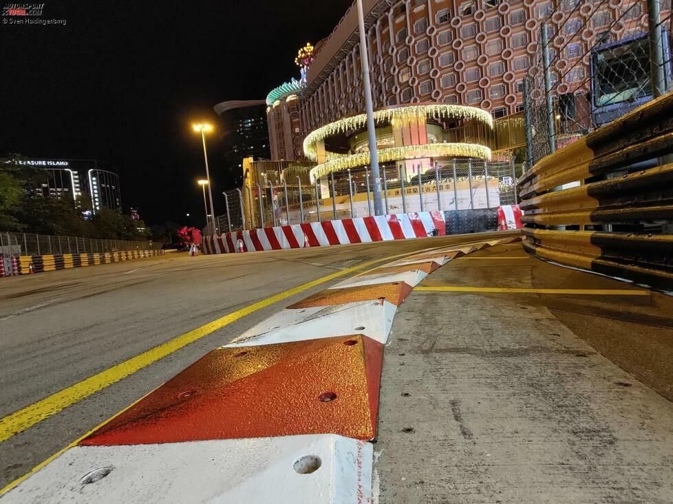 Nachtrennen gefällig? Wir sind der Meinung, dass der Klassiker in Macau auch ein fantastisches Nachtrennen abgeben würde. Hier die berüchtigte Lisboa-Kurve nach der langen Vollgas-Passage. Links neben dem Masten schlug Flörschs Bolide ein.
