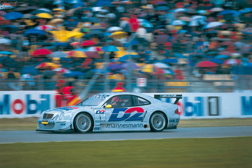 ... der Mercedes-Boliden in der DTM in den 1990er- und 2000er-Jahren. Doch mit Mobilfunk hat die Beklebung des Porsche nichts zu tun. Dahinter steckt eine Radaufhängungsmarke des Teambesitzers aus Taiwan, für die geworben wird. Interessant, dass es kein Copyright-Problem gibt.