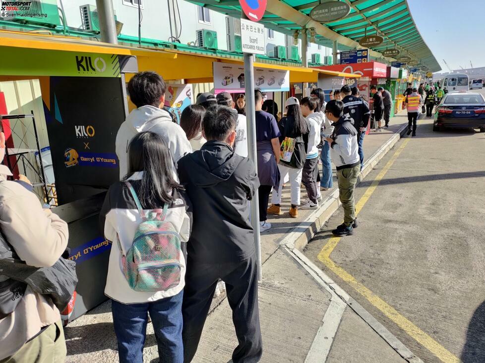 ... deutlich mehr Fans! Die Warteschlange beim Merchandising-Stand des chinesischen Uno-Teams ist jeden Morgen 100 Meter lang, manche Fans harren auf Stühlen aus. Die Modellautos sind heißbegehrt, doch dann crasht Fong im Samstagsrennen schwer. Und sorgt für einen Aufschrei auf den Rängen.