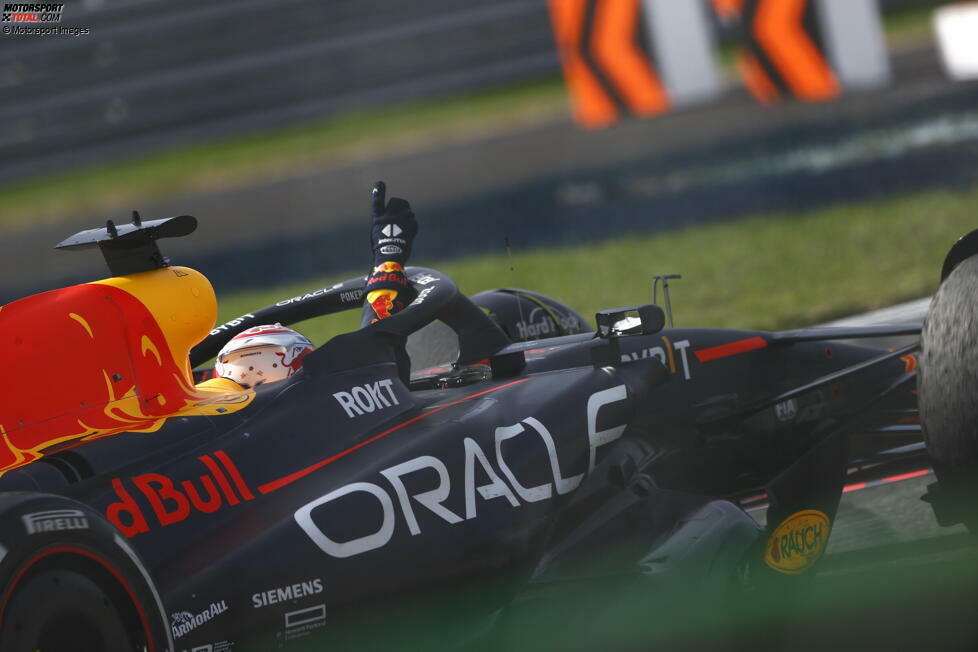 Max Verstappen (1): Die Konkurrenz war dieses Mal näher dran - und im Qualifying sogar vorne! Ändert aber nichts daran, dass er dem Teamkollegen am Samstag wieder fast vier Zehntel aufdrückte und die Situation im Rennen sowieso wieder korrigierte. Abzüge muss man auch beim zehnten Sieg in Serie wieder einmal mit der Lupe suchen.