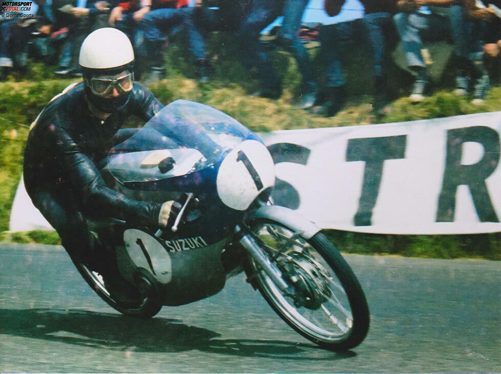 100. Grand Prix: Spanien 1962 in Montjuich * Beim ersten runden Jubiläum der Motorrad-WM wird kein Rennen der Königsklasse ausgetragen. Hans-Georg Anscheidt (Kreidler) siegt auf dem spektakulären Barcelona-Stadtkurs im Rennen der 50er-Klasse. (Das Foto zeigt Anscheidt in der Saison 1966 auf Suzuki).