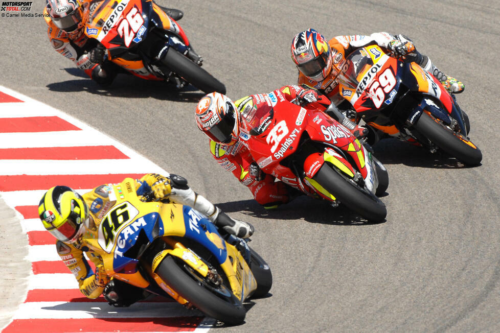 700. Grand Prix: Deutschland 2006 auf dem Sachsenring - Sieger Valentino Rossi (Yamaha). Auf der von Camel gesponserten gelben Yamaha M1 setzt sich 