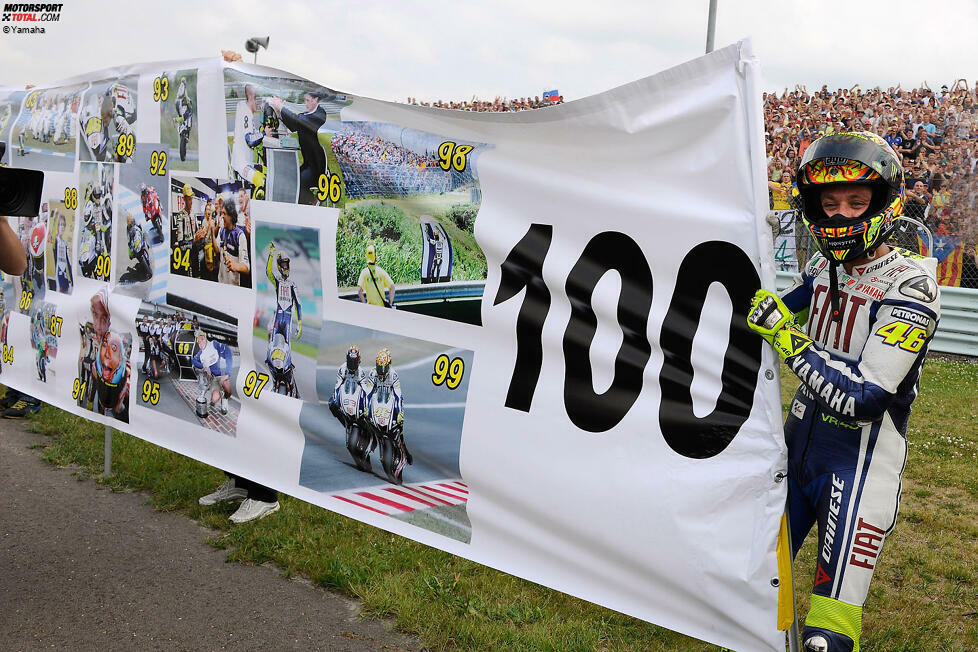 750. Grand Prix: Niederlande 2009 in Assen - Sieger: Valentino Rossi (Yamaha). Beim 750er-Jubiläum der Motorrad-WM feiert Rossi auch persönlich ein rundes Jubiläum, nämlich seinen 100. Grand-Prix-Sieg über alle WM-Klassen gerechnet, in denen er seit 1996 angetreten ist.