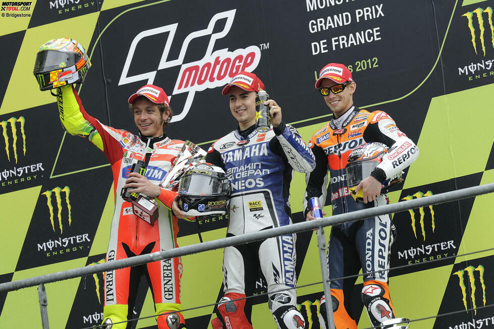 800. Grand Prix: Frankreich 2012 in Le Mans - Sieger: Jorge Lorenzo (Yamaha). Am Wochenende, an dem der amtierende MotoGP-Weltmeister Casey Stoner seinen Rücktritt zum Saisonende verkündet, findet das Rennen bei Regen statt. Lorenzo gewinnt vor Valentino Rossi auf Ducati und vor Stoner auf Honda.