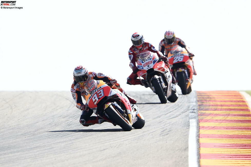 900. Grand Prix: Aragon 2017 in Alcaniz - Sieger: Marc Marquez (Honda). Der 900. Grand Prix geht im MotorLand Aragon in Spanien bei perfekten äußeren Bedingungen über die Bühne. Marquez gewinnt das Rennen vor seinem Honda-Teamkollegen Dani Pedrosa (im Hintergrund) und vor Jorge Lorenzo (Ducati).