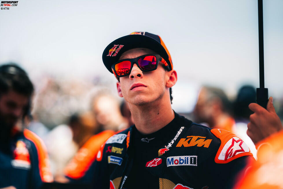 Bei seiner Beförderung von Tech3 ins KTM-Werksteam für die Saison 2025 unterschrieb Pedro Acosta (Spanien) einen mehrjährigen Vertrag. Das bedeutet, dass er bis mindestens 2026 dort fahren wird.