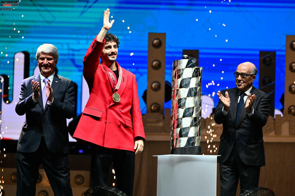 Natürlich gratulieren auch FIM-Präsident Jorge Viegas (links) und Dorna-CEO Carmelo Ezpeleta (rechts) zum Titel.