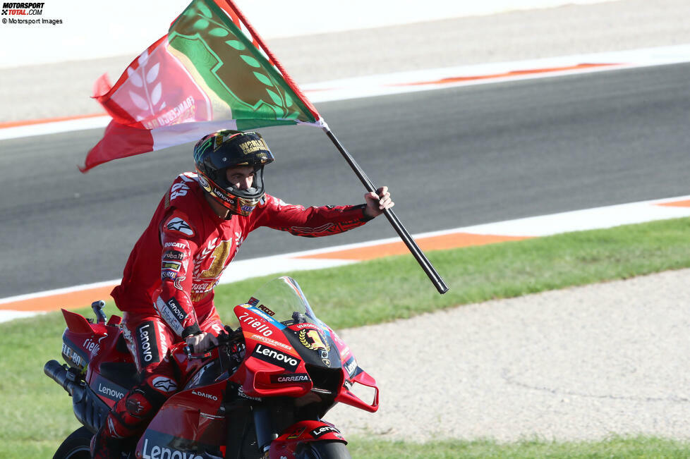 15 - Bagnaia könnte der dritterfolgreichste italienische Fahrer in der Königsklasse werden, wenn er 15 Siege erreicht. Derzeit hat er elf Siege auf dem Konto und liegt damit zwei vor Max Biaggi auf Platz vier und vier vor Andrea Dovizioso auf Platz drei. Valentino Rossi führt mit 89 Siegen vor Giacomo Agostini mit 68 Siegen.