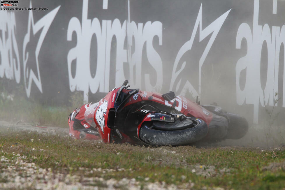 Für den ersten schweren Sturz der Saison sorgt Pol Espargaro im zweiten Freiten Training von Portimao. Der GasGas-Pilot zieht sich mehrere Wirbelbrüche, eine Kieferfraktur und eine Lungenquetschung zu. Er verpasst den Saisonauftakt und sieben weitere Grands Prix.