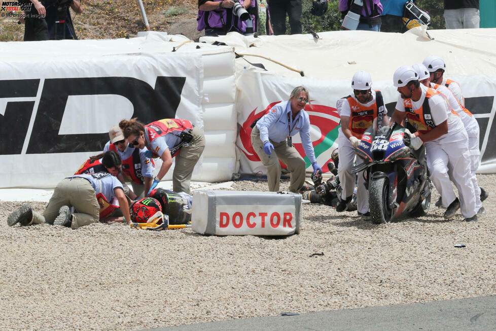 Im Grand-Prix-Rennen von Jerez wird Miguel Oliveira erneut Opfer eines Unfall kurz nach dem Start: Er kollidiert mit Fabio Quartararo und kugelt sich die linke Schulter aus. Später wird noch eine kleine Fraktur im Oberarmknochen entdeckt. Das nächste Rennen muss er pausieren.