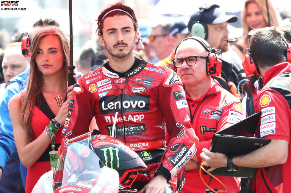 In Le Mans knallt es zwischen Francesco Bagnaia und Maverick Vinales, die im Kampf um Platz vier kollidieren. Danach verspürt Bagnaia Schmerzen im rechten Knöchel. Untersuchungen zeigen eine Fraktur im Sprungbein. Ein Rennen verpasst der Ducati-Pilot aber nicht.