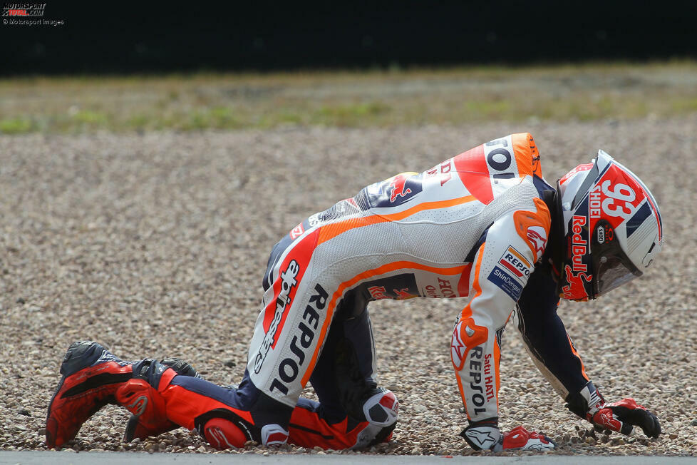 Marc Marquez stürzt auf seiner Paradestrecke, dem Sachsenring, ganze viermal, bevor ein fünfter Crash im Warm-up sein Wochenende vorzeitig beendet. Er bricht sich eine Rippe und den linken Daumen, prellt sich außerdem den rechten Knöchel. Auch Assen lässt er aus.