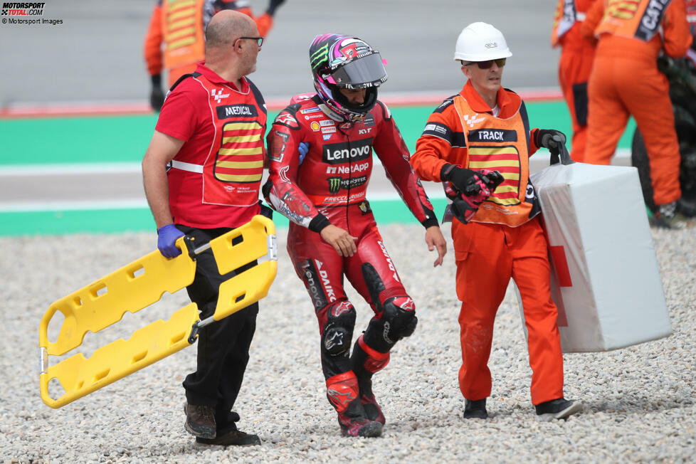 Enea Bastianini hingegen zieht sich Brüche in der linken Hand und im linken Knöchel zu. Der Ducati-Pilot muss operiert werden und fällt zum zweiten Mal in der Saison für längere Zeit aus. Bisher hat er seit dem Unfall in Barcelona drei Rennwochenenden verpasst.