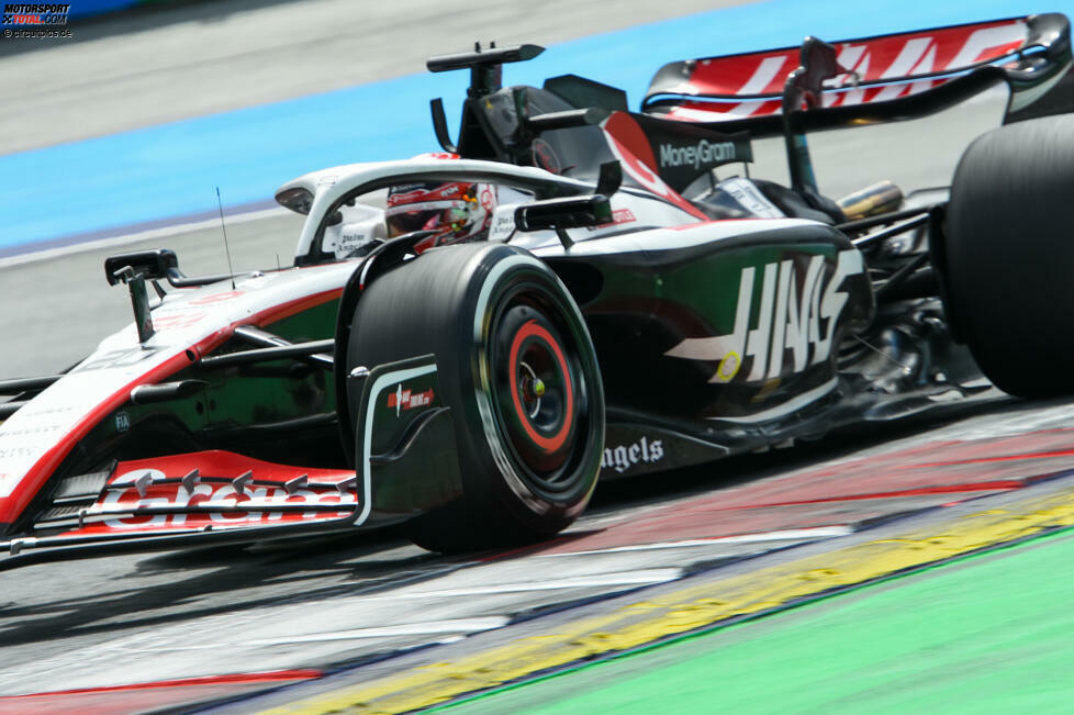 Kevin Magnussen (4): Auch hier wurde über eine 5 diskutiert. Stand am ganzen Wochenende klar im Schatten des Teamkollegen. Letztendlich rettet ihn, dass er im Qualifying am Freitag ein Problem hatte, das Shootout mit P10 ganz ordentlich war und er im Rennen von de Vries rausgeschoben wurde.
