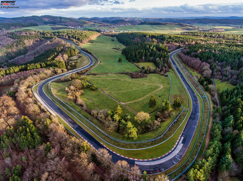 Am 11. März 2025 fällt das Urteil beim Landesgericht Mainz im Hauptverfahren. Es bestätigt fast genau das Urteil im Eilverfahren vom September 2023. Der Nürburgring muss der NLS Zugang zu seinen Anlagen gewähren, die als 