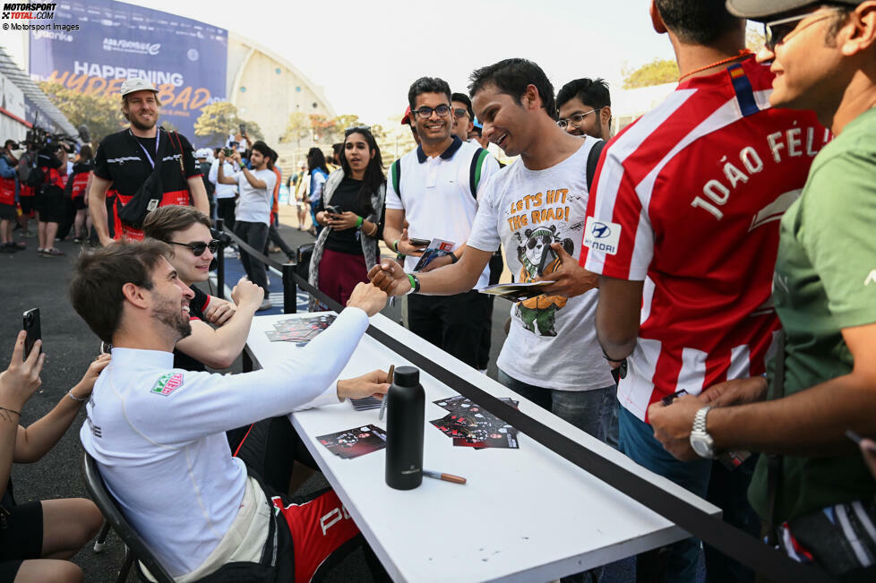 Antonio Felix da Costa, Porsche, schreibt für die Fans Autogramme