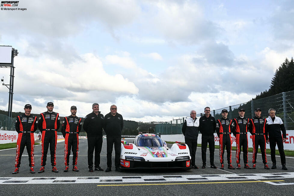 Die Porsche-Penske-Führungsriege und die sechs Werksfahrer, die in Spa antreten