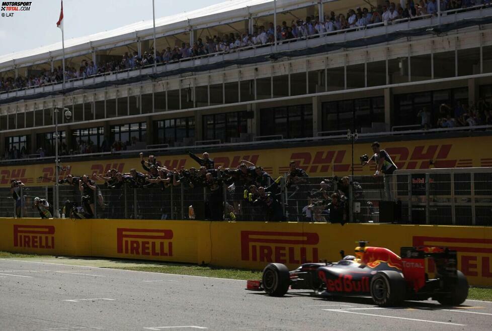 Sieg #51 (Max Verstappen - Spanien 2016): Weil die überlegenen Mercedes-Piloten an der Spitze kollidieren, gewinnt ein gewisser Max Verstappen 2016 in Barcelona seinen ersten Grand Prix. Und das bei seinem ersten Einsatz für die Bullen! Erst später wissen wir, dass es der Beginn der größten Red-Bull-Ära seit Sebastian Vettel sein soll.