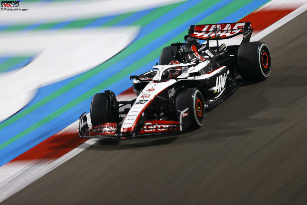 Kevin Magnussen (4): Am Samstag in Q1 ausgeschieden, während der neue Teamkollege den Haas in Q3 stellte. Im Rennen dann mit einer alternativen Strategie, die ihn aber auch nicht mehr weit nach vorne brachte. Kein Vergleich zum Traumstart 2022 ...