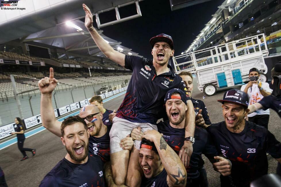 Beim spektakulären WM-Duell gegen Max Verstappen hat Hamilton die Nase zur Sommerpause noch mit acht Pünktchen vorne. Am Ende wird der Niederländer beim kontroversen Finale in Abu Dhabi allerdings zum ersten Mal Weltmeister. Immerhin gewinnt Mercedes den achten Konstrukteurstitel in Serie.