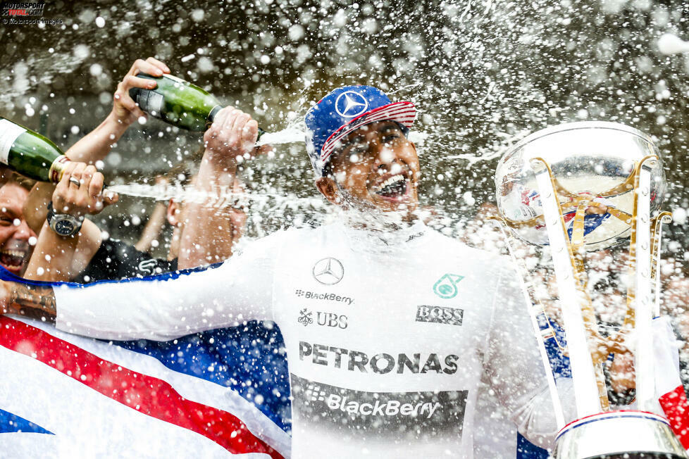 Ein Jahr später gewinnt Hamilton den Titel deutlicher. Bereits zur Sommerpause liegt er 21 Zähler vor Rosberg. In der zweiten Saisonhälfte hängt er den Deutschen noch klarer ab. Und Mercedes gewinnt bei den Konstrukteuren erneut den Titel.