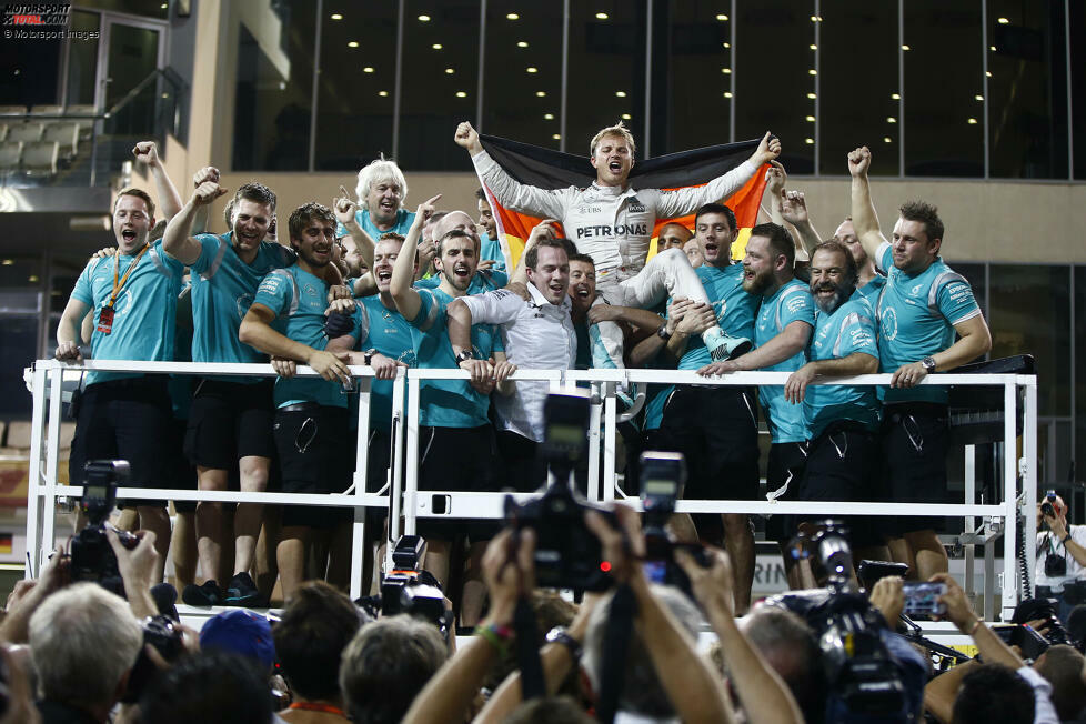 Ein ähnliches Bild im folgenden Jahr. 19 Punkte liegt Hamilton zur Sommerpause vor Rosberg. Der Unterschied: Dieses Mal schafft sein Teamkollege noch die Wende und wird am Ende mit fünf Punkten Vorsprung Weltmeister - und tritt danach als amtierender Champion aus der Formel 1 zurück.