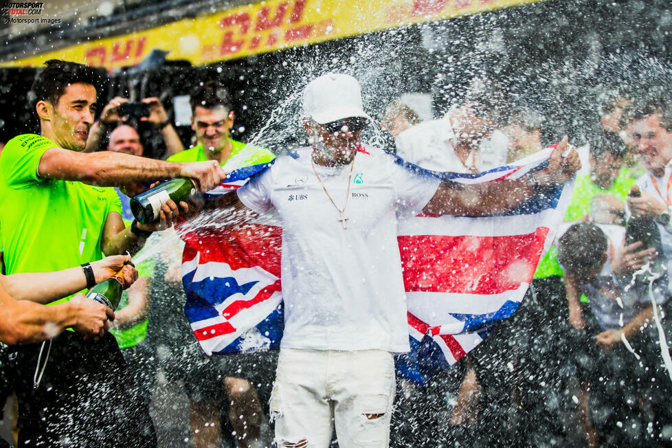 Und wieder ist der spätere Weltmeister zur Sommerpause nur Zweiter: Hamilton liegt 14 Zähler hinter Vettel, dreht den Spieß aber später noch um. Mercedes ist übrigens auch im Sommer bereits vor Ferrari, daran ändert sich auch nichts mehr.