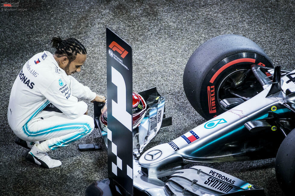 Einen echten WM-Gegner hat Hamilton ein Jahr später nicht. 62 Punkte liegt er zur Sommerpause vor seinem Teamkollegen Valtteri Bottas. Das lässt er sich natürlich nicht mehr nehmen. Und Mercedes holt Titel Nummer sechs in Folge.