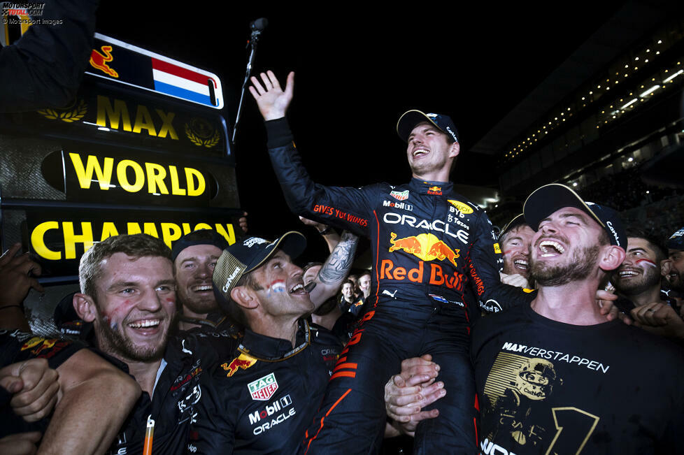 Obwohl Charles Leclerc den besseren Saisonstart erwischt, liegt er zur Sommerpause bereits 80 Zähler hinter Verstappen - und kann das am Ende auch nicht mehr aufholen. Red Bull holt sich währenddessen den ersten Konstrukteurstitel seit 2013.