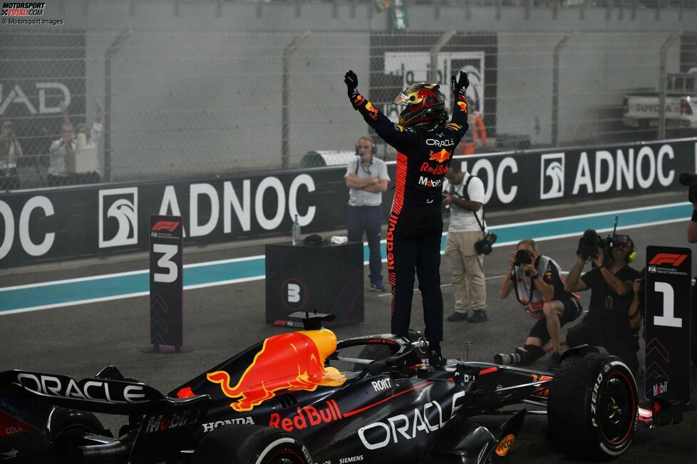 Dieses Mal lässt der Niederländer von Anfang an nichts anbrennen: Verstappen führt die WM ab dem ersten Saisonrennen an und bricht auf dem Weg zu seinem dritten Titel zahlreiche Bestmarken. Bereits zur Sommerpause liegt er 125 Punkte vor seinem Teamkollegen Sergio Perez, am Jahresende sind es 290 Zähler. Neuer Rekord!