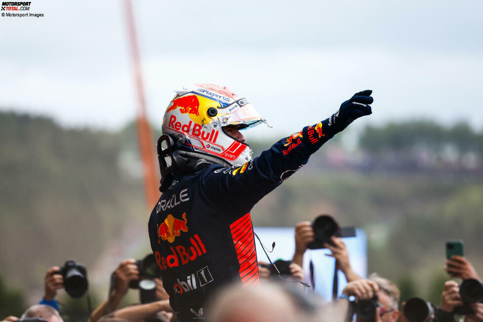 Max Verstappen (1): Sucht man das Haar in der Suppe, dann fallen einem P10 in Q2 am Freitag und sein Wackler in Eau Rouge im Rennen ein. Das verhindert die Bestnote bei 0,8 Sekunden Vorsprung im Qualifying und 22 Sekunden Vorsprung im Rennen auf den Rest der Welt aber natürlich nicht!