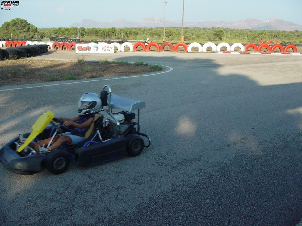 ... aber nicht. Er ist sieben Jahre alt, als die Eltern beim Mallorca-Urlaub einen Abstecher auf die Kartbahn in Can Picafort machen. Damit er die Pedale erreicht, wird beim Sitz mit Schaumstoff nachgeholfen. Vater Andreas erkennt sofort das Talent - und der Sohn ist nicht mehr zu stoppen. Die Schule ...