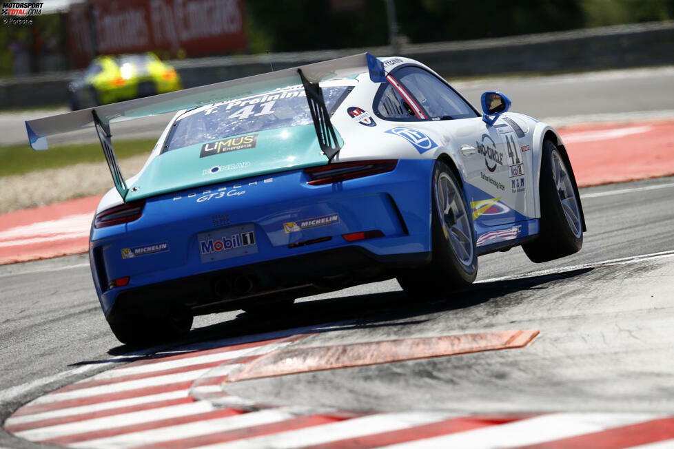 ... bei Porsche-Supercup-Gaststarts auch im Rahmenprogramm der Formel 1, so richtig nach Wunsch läuft es aber nicht: Preining steht sich oft selbst im Weg und kommt in seiner ersten Carrera-Cup-Saison auf Platz sieben. Der Druck ist groß, denn der Porsche-Juniorenvertrag gilt für zwei Jahre, ...