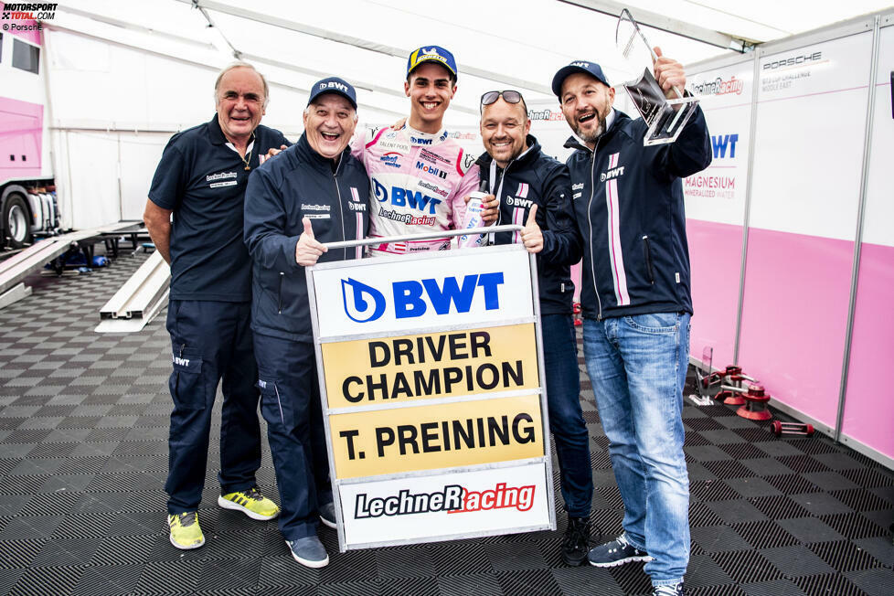 ... Triumph für das Lechner-Team tritt Preining in die Fußstapfen von Piloten wie Rene Rast, der seine Karriere ebenfalls im Team der 2020 verstorbenen Rennsportlegende reanimierte und in der DTM zum Star wurde. Apropos: Preining sitzt ...