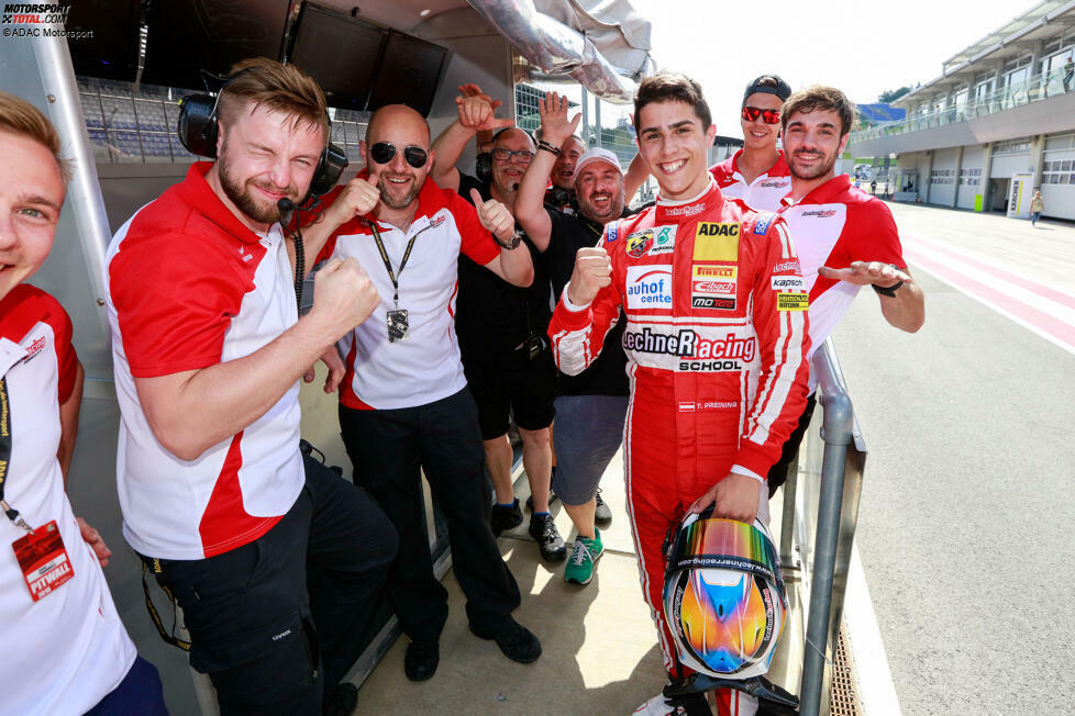 ...  gibt ihm die Salzburger Racing-Familie Lechner 2016 in der Formel 4 eine Chance, obwohl Preining kaum Geld zur Verfügung hat. Der Youngster startet mit Aufklebern von Rocky Balboa auf dem Helm, dessen Geschichte schon viele Sportler inspirierte. Und siegt beim Spielberg-Heimspiel und auf dem Nürburgring. Auch gegen ...