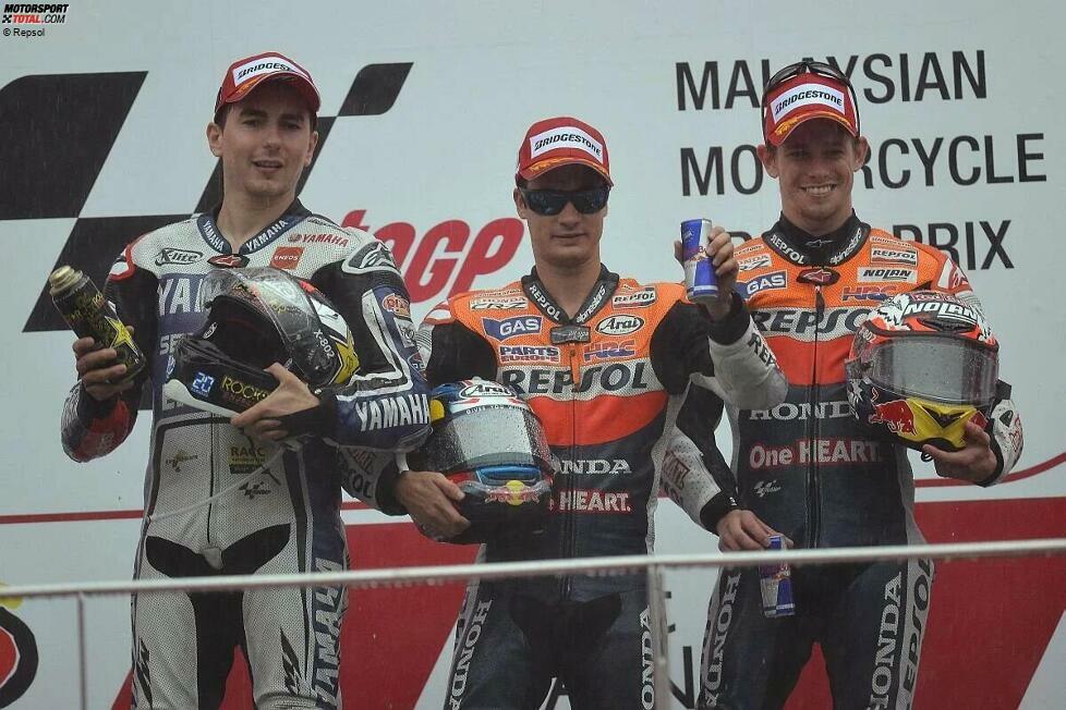 2012 findet der Titelkampf zwischen Yamaha-Pilot Jorge Lorenzo (links) und den beiden Honda-Fahrern Dani Pedrosa (Mitte) und Casey Stoner statt. Lorenzo gewinnt vier der ersten sechs Saisonrennen und baut seinen Vorsprung auf Stoner in der Gesamtwertung aus.