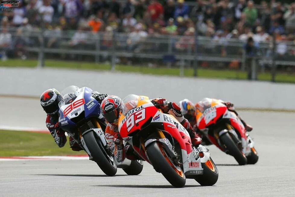 Zwar gewinnt Lorenzo mit acht Rennen die meisten, verliert durch eine Schlüsselbeinverletzung in Assen aber wertvolle Punkte. Auch Pedrosa ist zwischenzeitlich verletzt. Drei Rennen vor Saisonende hat Marquez 43 Punkte Vorsprung in der Gesamtwertung.