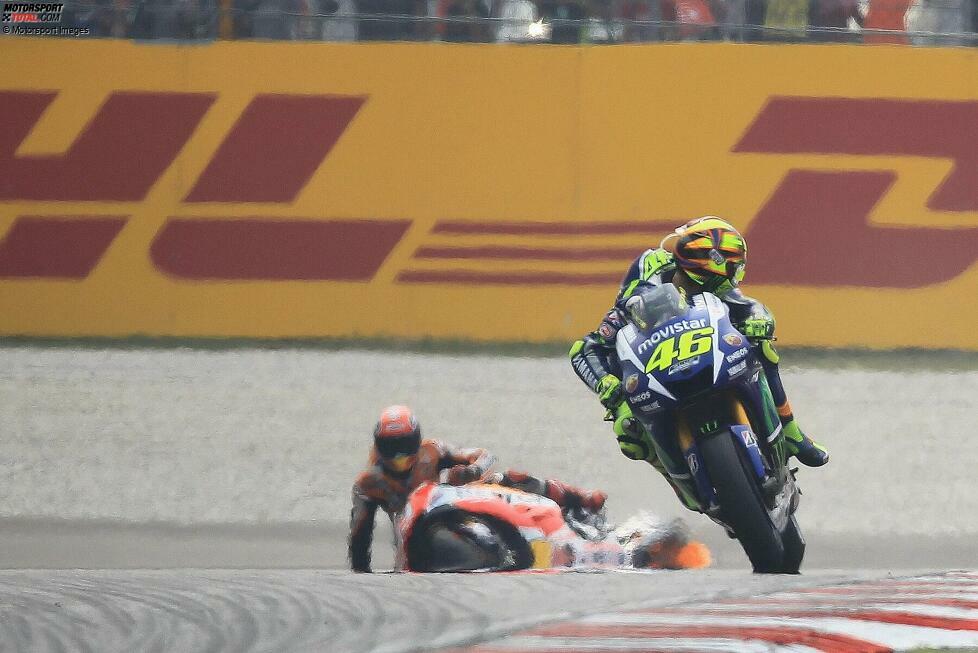 Eine unrühmliche Rolle spielt dabei Marc Marquez. Selbst schon früh aus dem Titelrennen beharkt er sich in der Saison wiederholt mit Rossi. Die größer werdende Feindschaft gipfelt im 