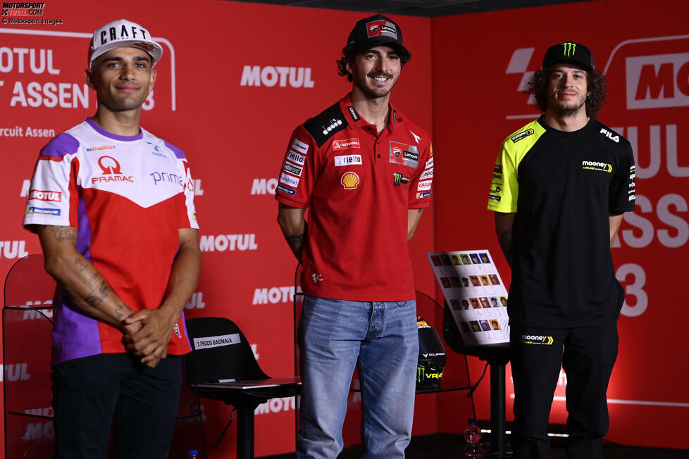 2023 mischt zu Beginn der Saison noch Marco Bezzecchi (rechts) ganz vorne mit und führt die Gesamtwertung zeitweise sogar an. Im WM-Kampf kristallisieren sich aber schnell Jorge Martin (links) und der amtierende Weltmeister Francesco Bagnaia (Mitte) als aussichtsreichste Titelanwärter heraus.