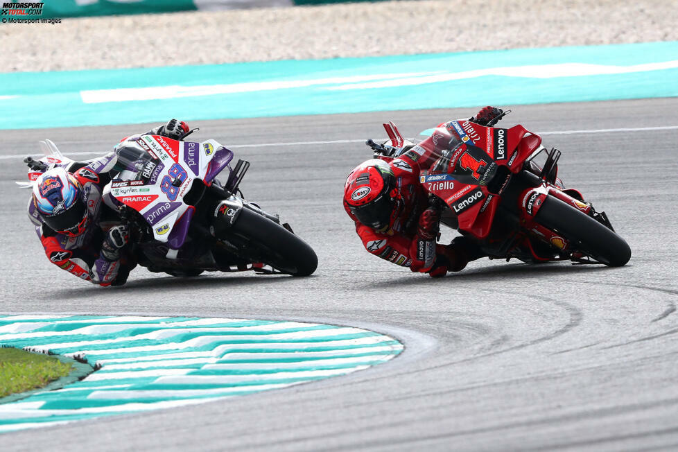 Nach der Hälfte der Rennwochenenden führt Bagnaia die Gesamtwertung mit 62 Punkten Vorsprung auf Martin an. Doch der Pramac-Pilot kann den Rückstand zwischenzeitlich bis auf drei Zähler verkürzen, auch weil er in den neu eingeführten Sprintrennen oft deutlich etwas abschneidet als Bagnaia.
