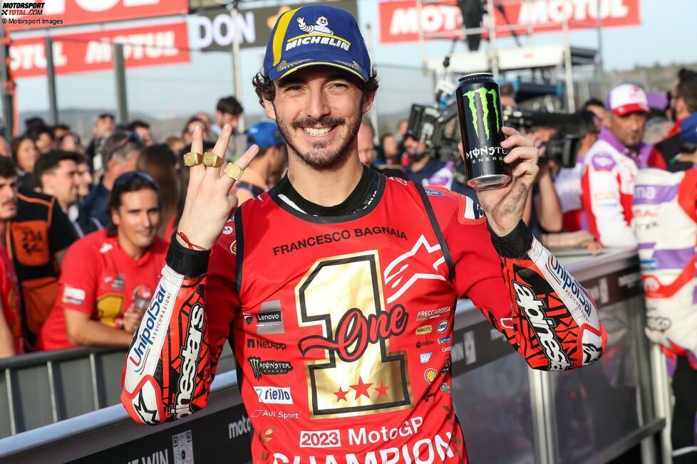 Doch der Weltmeister behält die Nerven und legt in den letzten Rennen einen starken Endspurt hin. Mit einem Sieg beim Saisonfinale in Valencia macht Bagnaia die Titelverteidigung schließlich perfekt, während Herausforderer Martin gestürzt ausscheidet.

WM-Endstand: Bagnaia 467, Martin 428, Bezzecchi 329